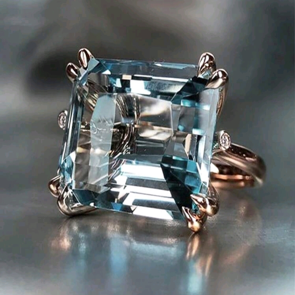 Elegant Blue and Gold Women's Ring